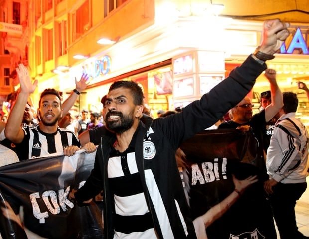 Taraftar grupları demokrasi yürüyüşünde