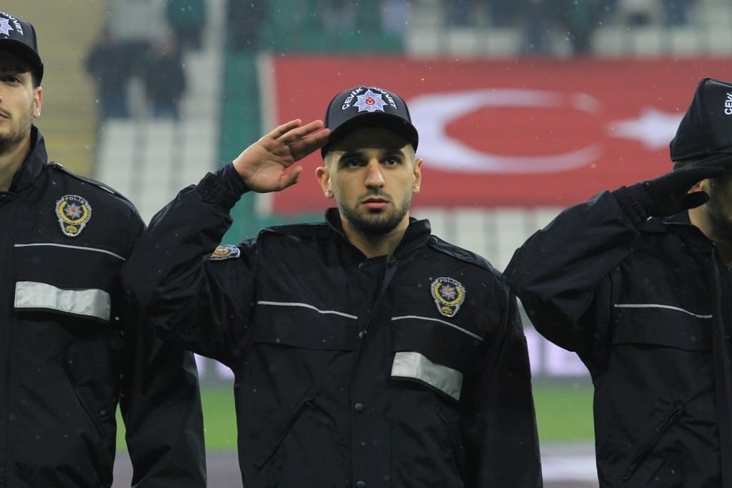 Bursaspor sahaya çevik kuvvet montlarıyla çıktı