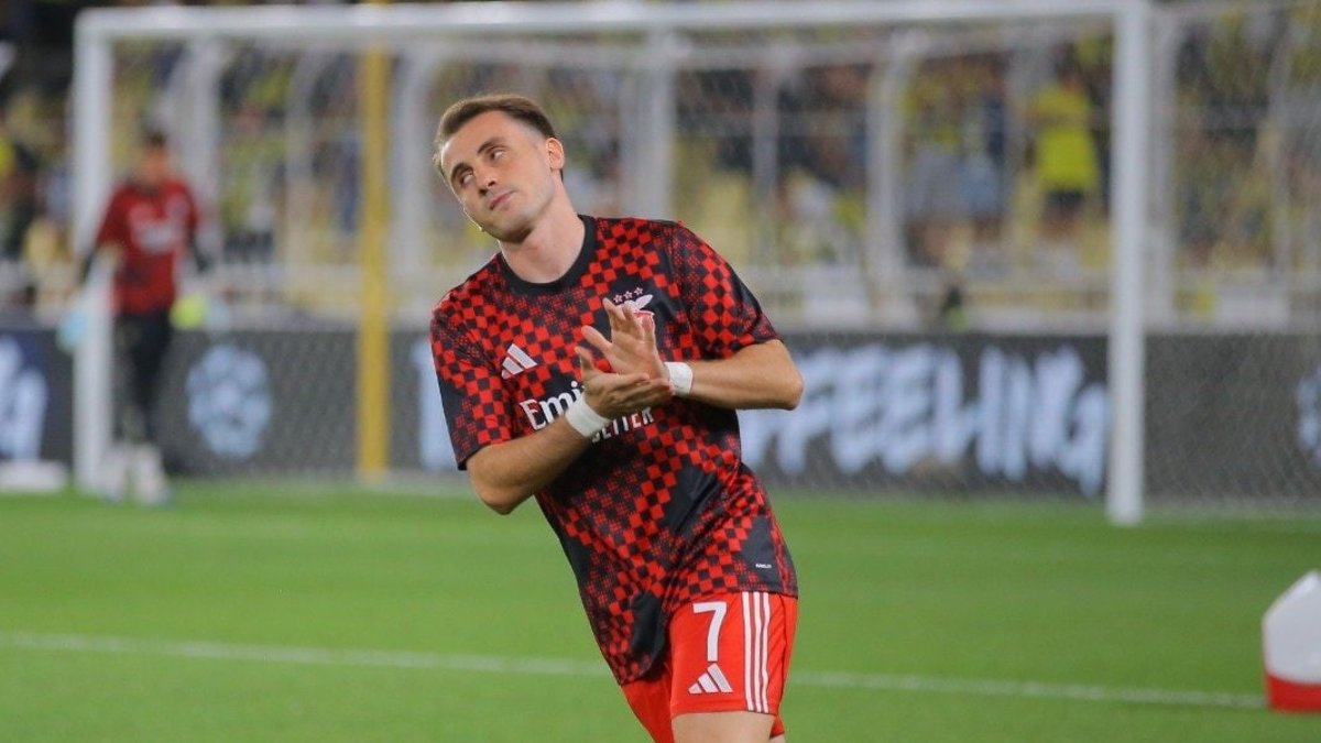 Kerem Aktürkoğlu kendisini alkışlayan Fenerbahçe taraftarına yanıt verdi! Kerem Aktürkoğlu kendisini alkışlayan Fenerbahçe taraftarına yanıt verdi!