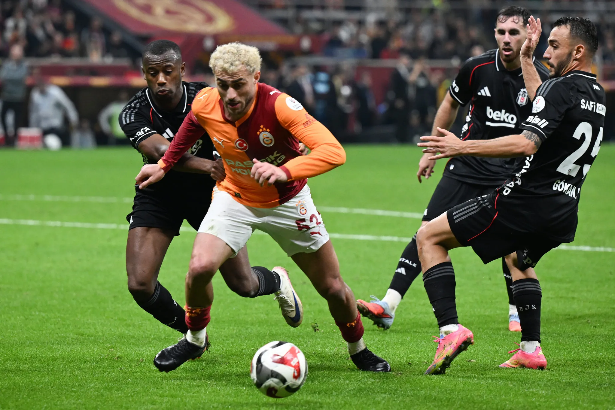 Beşiktaş ve Galatasaray'ın Santrfor Hedefine Sürpriz Engel!