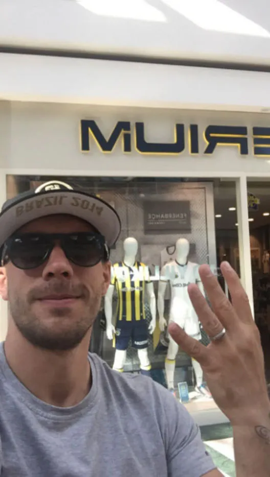 Podolski’den Fenerbahçelileri kızdıran fotoğraf - 1