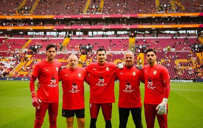 Galatasaray 29 Ekim Cumhuriyet Bayramı için özel tasarlanan tişörtlerle ısınmaya çıktı