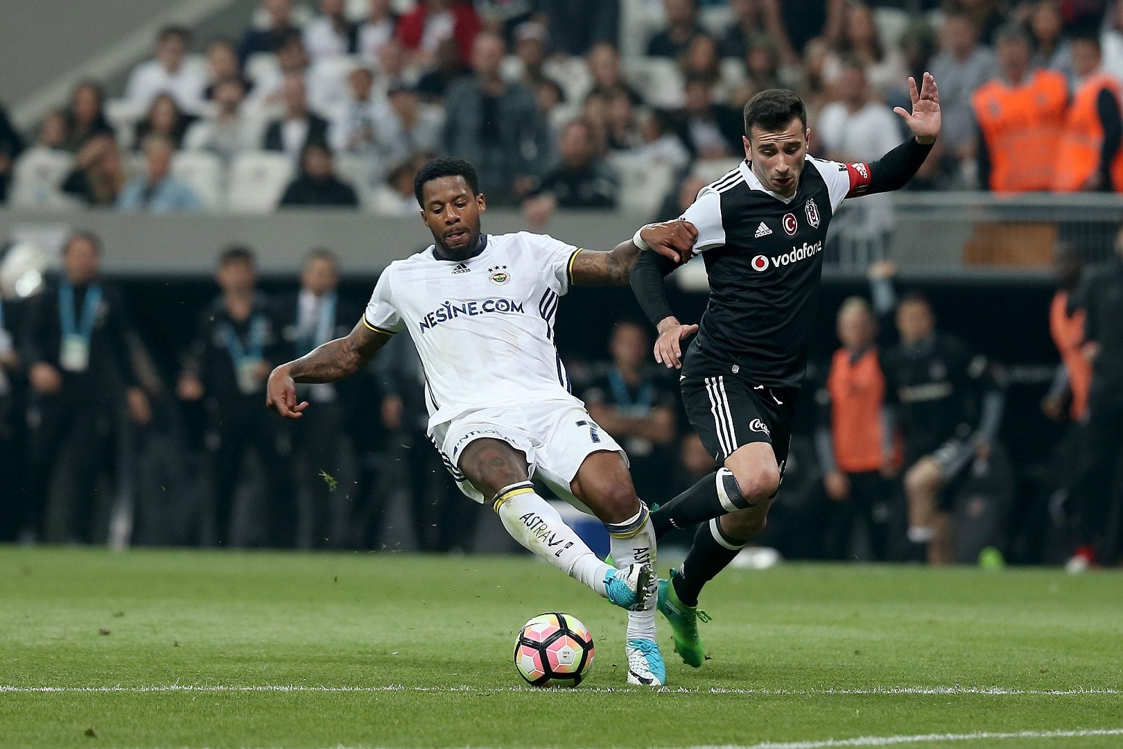 Fenerbahçe’nin transferlerini canlı yayında açıkladı