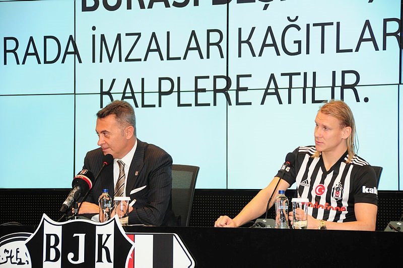 Vida imzayı attı! İşte imza töreninden kareler...