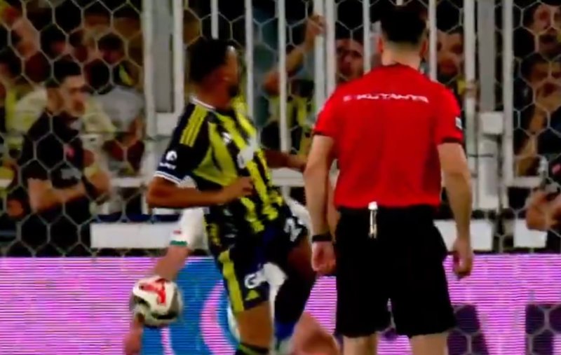 fenerbahcenin-penalti-bekledigi-pozisyon-iste-o-pozisyon-1758137810215.jpg