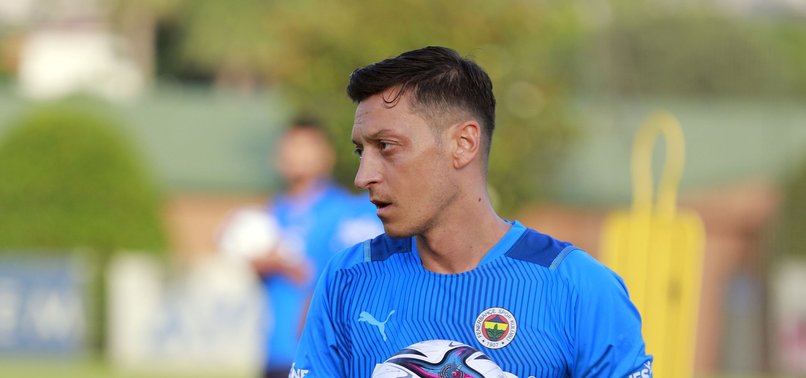 Fenerbahçe'nin dünya yıldızı Mesut Özil takımla çalışmalara başladı!