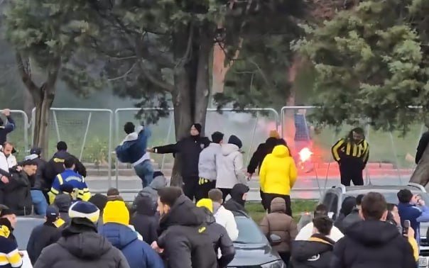 galatasaray-ve-fenerbahce-taraftarlari-arasinda-kavga-cikti-1768054959069.jpg