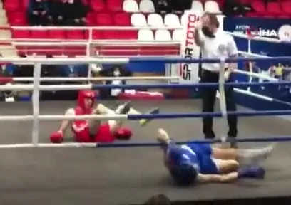 İki boksör aynı anda nakavt oldular!