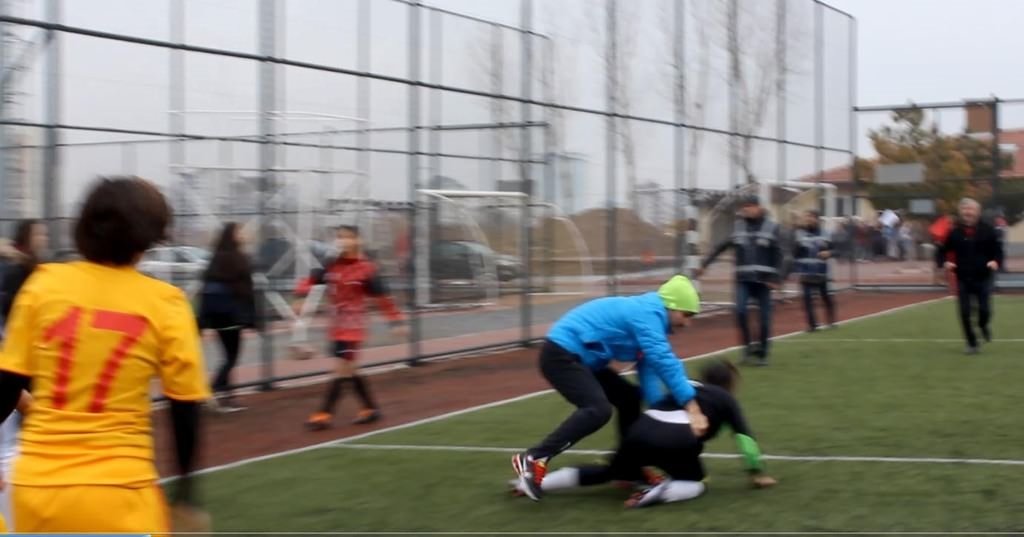 Kayseri’de kadın futbolcular kavga etti