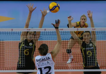 VakıfBank liderliğini sürdürdü