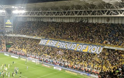 Fenerbahçe’de flaş pankart: Sizinle gurur duyuyoruz!