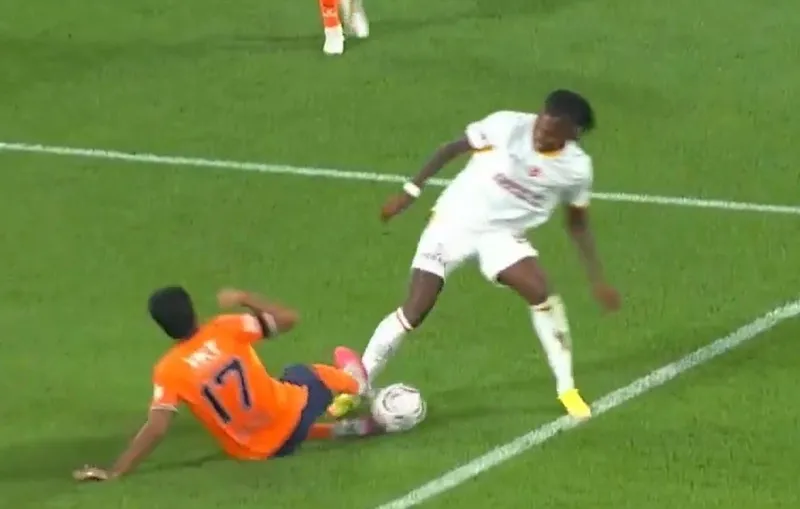 Başakşehir, Galatasaray karşısında 10 kişi kaldı! - 1
