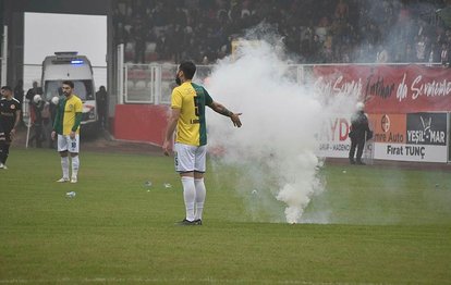GENİŞ HABER Batman Petrolspor - Şanlıurfaspor maçı saha olayları nedeniyle tatil edildi