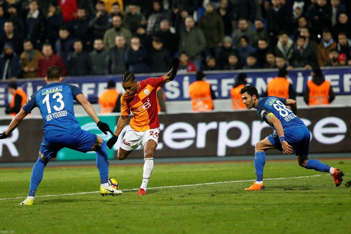 Galatasaray liderliği Kasımpaşa’da bıraktı