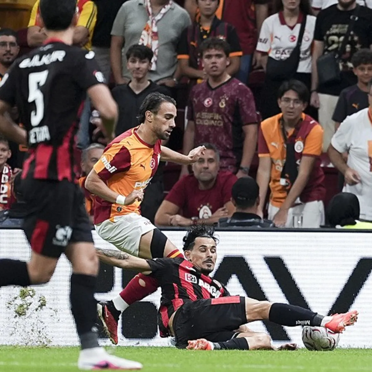 Galatasaray Maçında Rakip Takımda Kırmızı Kart
