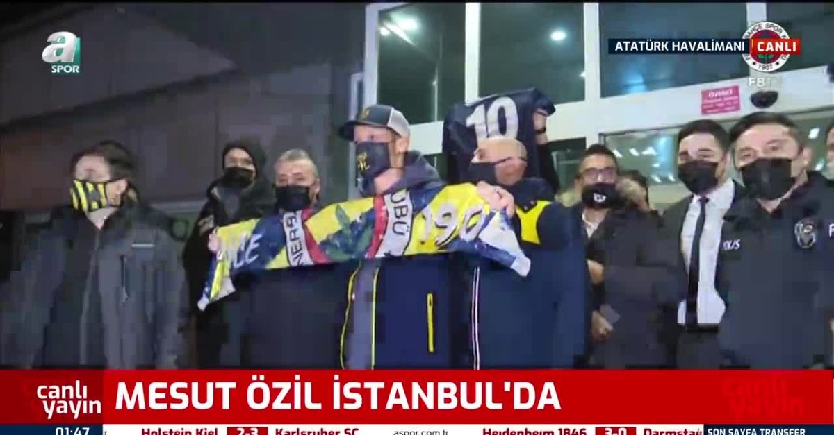 Mesut Özil Fenerbahçe atkısıyla poz verdi