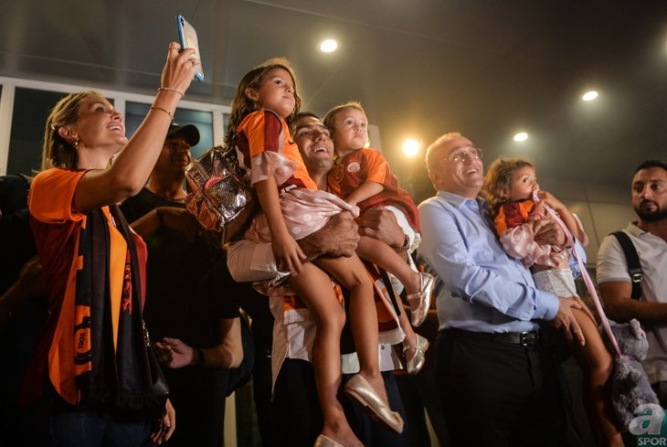 Galatasaray taraftarının Falcao karşılaması dünyayı şaşırttı! Galatasaray taraftarının Falcao karşılaması dünyayı şaşırttı!