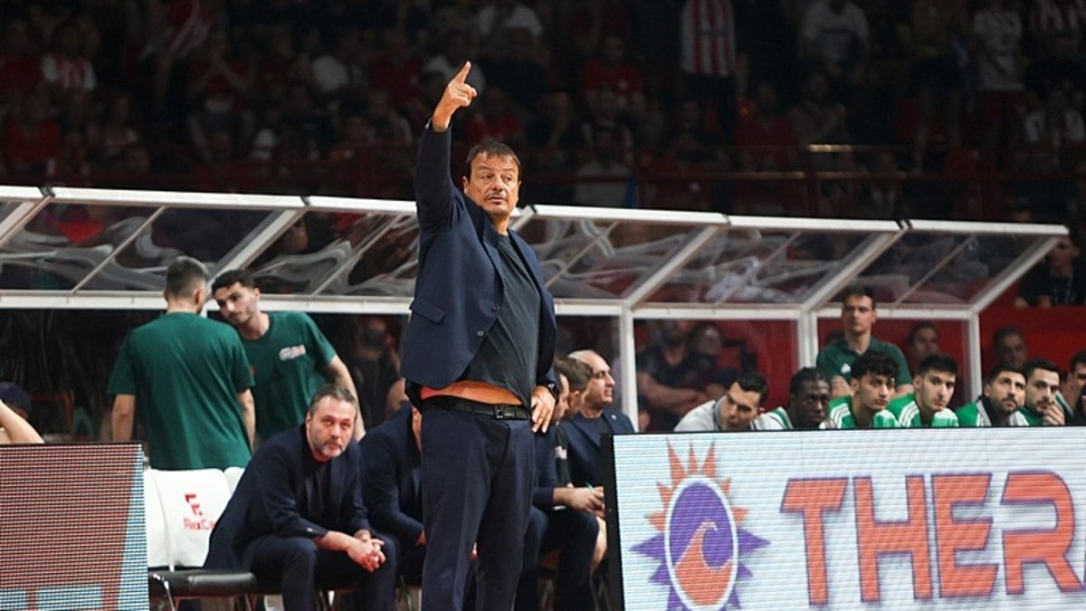 Ergin Ataman'dan Olympiakos taraftarına sert tepki Ergin Ataman'dan Olympiakos taraftarına sert tepki