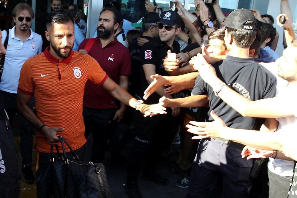 Galatasaraylı futbolcuyu havaalanında unuttular!