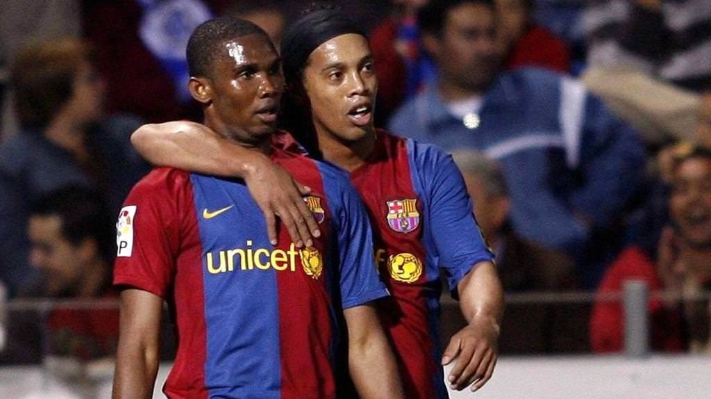 Samuel Eto’o Ronaldinho’yu getiriyor