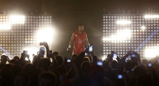 Tek yumrukla rakibini nakavt etti