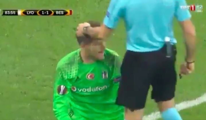 Hakem Lahoz’dan maç sonu şaşırtan hareket!