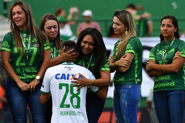 Chapecoense gözyaşlarıyla sahada