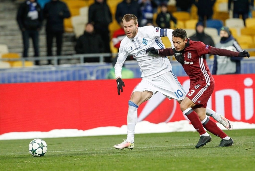 Dinamo Kiev taraftarı Beşiktaş bayrağı yaktı