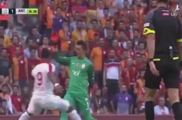 Muslera orta sahada Eto’o’yu çalımladı