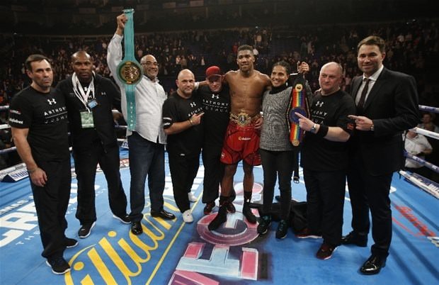 Tek yumrukla rakibini nakavt etti