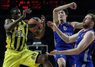 Anadolu Efes, Fenerbahçe'yi mağlup etti