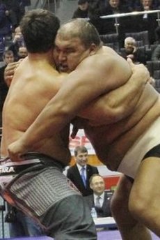 Başpehlivan sumo güreşçisini yere serdi!