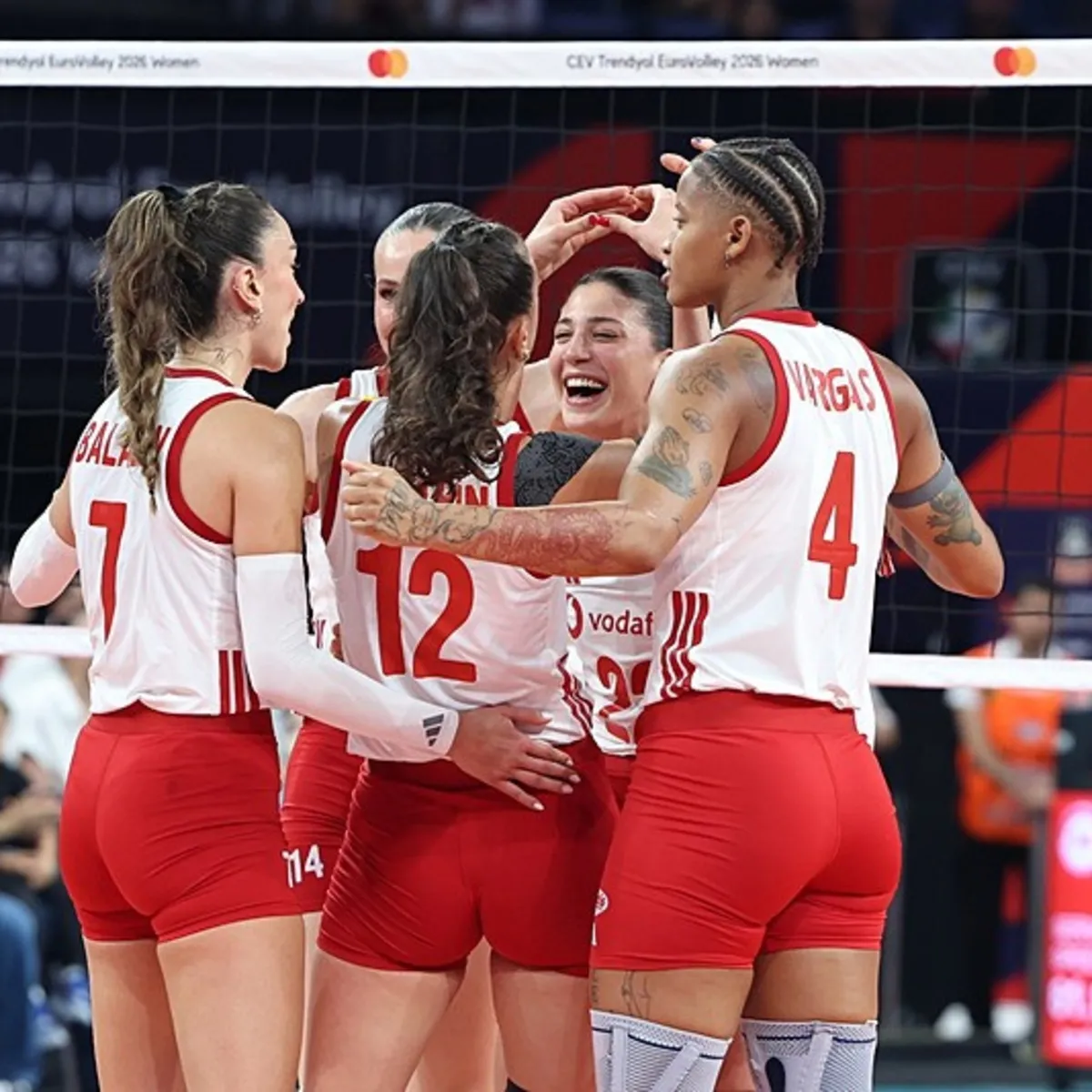 Filenin Sultanları finalde: Sırbistan'ı 3-0 geçtiler