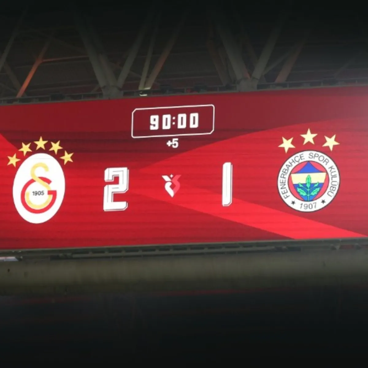Galatasaray'a Fenerbahçe logosu cezası