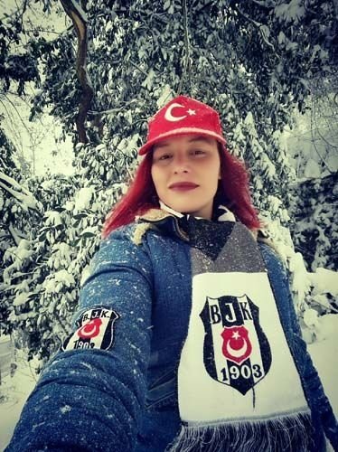 Beşiktaş - Lyon maçına kızıl saçlı kız damga vurdu