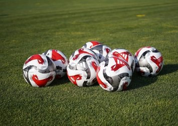 Türkiye'de profesyonel futbol liglerinde kullanılacak top tanıtıldı