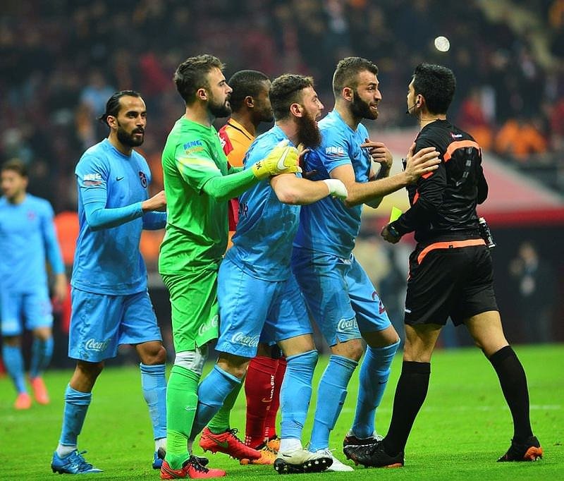 Düdük astıran hakem hataları