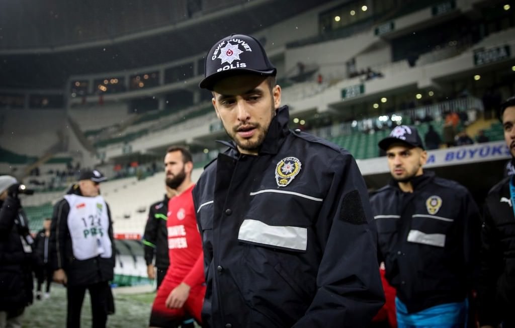 Bursaspor sahaya çevik kuvvet montlarıyla çıktı