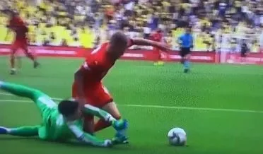 Son dakika spor haberi: Fenerbahçe - Sivasspor maçında Altay Bayındır'dan büyük hata! İşte penaltı pozisyonu... - 2