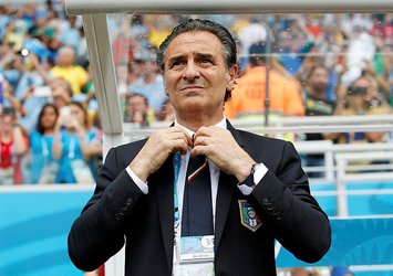 Galatasaray'ın eski hocası Prandelli Genoa'da