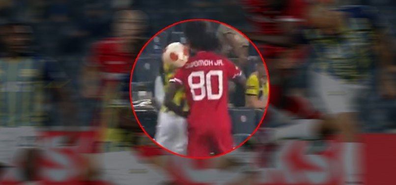 Fenerbahçe Antwerp maçında korkutan anlar! Nazım Sangare ve Pierre Dwomoh kafa kafaya çarpıştı