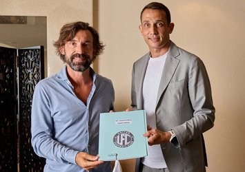 Pirlo'dan sürpriz kariyer kararı!