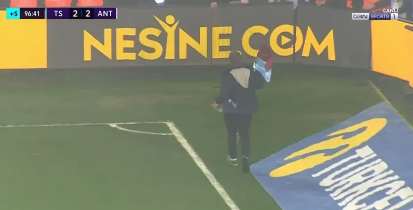 Trabzonspor Antalyaspor maçında taraftarlar sahaya girdi! İlginç anlar... - 4