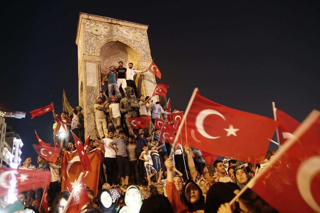 Halk demokrasi nöbetinde