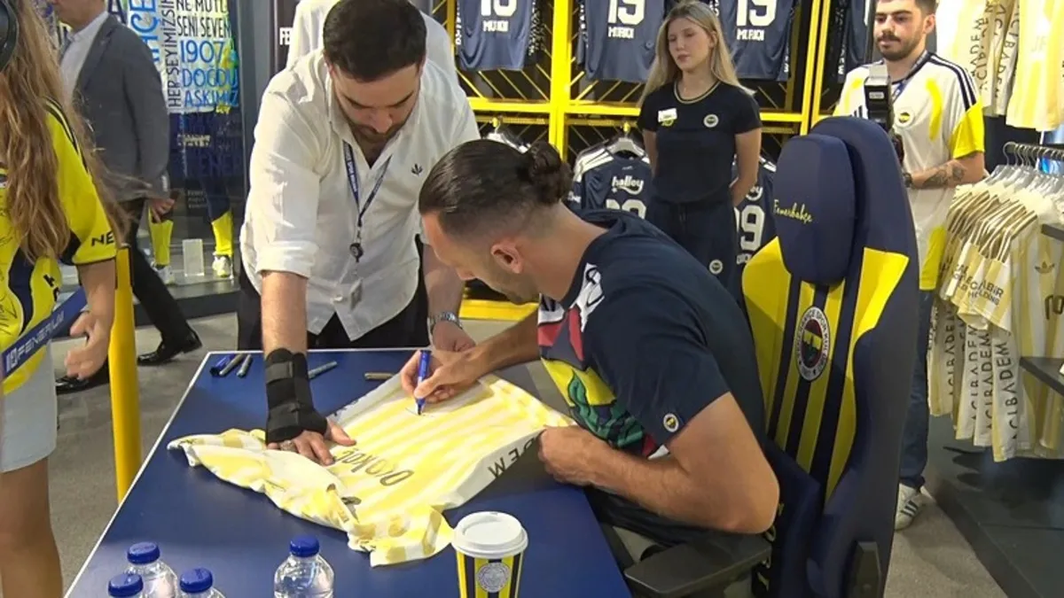 Vedat Muriqi, Fenerbahçeli taraftarlarla imza gününde buluştu