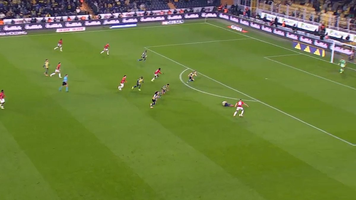 Oğulcan Ülgün'den alkış toplayan hareket! Mert Müldür'ün yerde yattığını görünce...