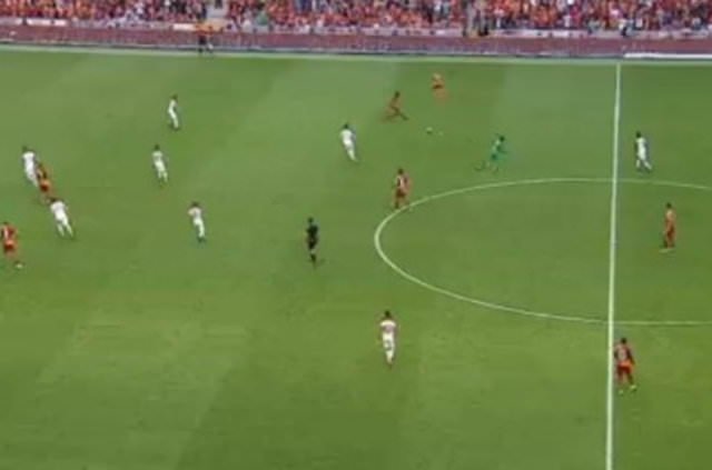 Muslera orta sahada Eto’o’yu çalımladı