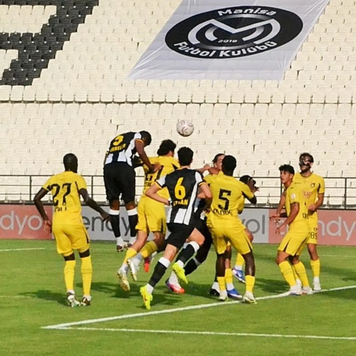 İstanbulspor deplasmanda Manisa FK'yı tek golle geçti