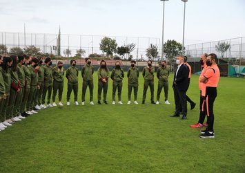 Başkan Ağaoğlu'dan kadın futbol takımını ziyaret!