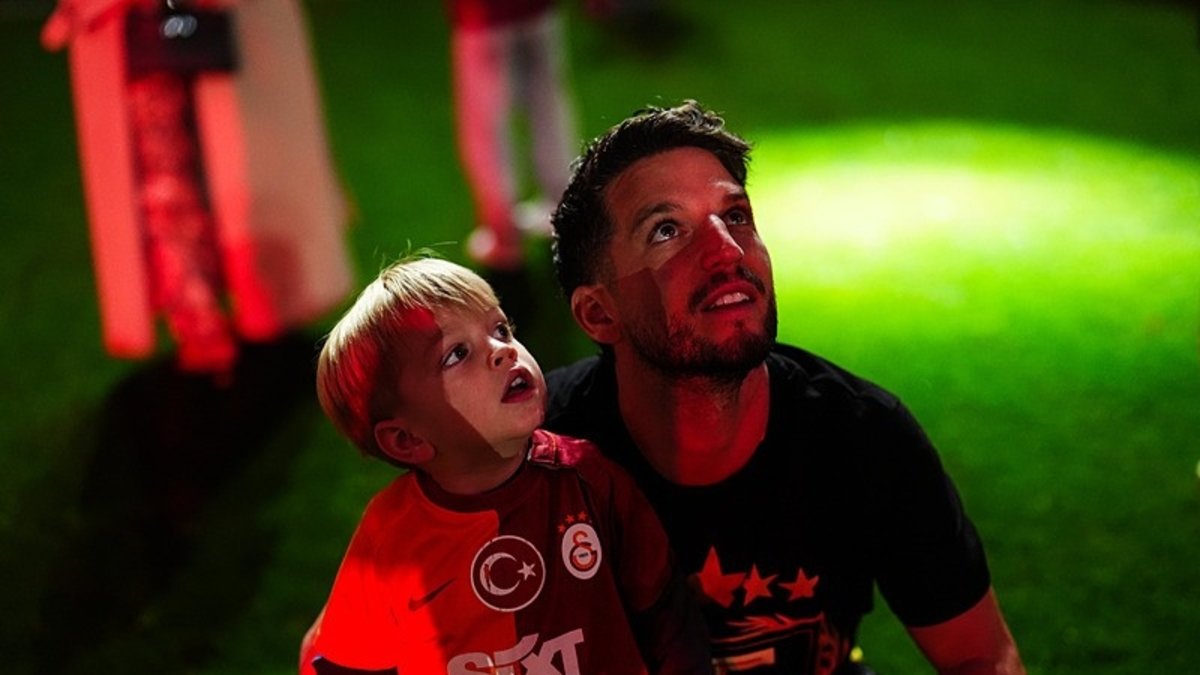 Mertens Galatasaray'daki son deplasmanı öncesinde üçlü çektirdi Mertens Galatasaray'daki son deplasmanı öncesinde üçlü çektirdi